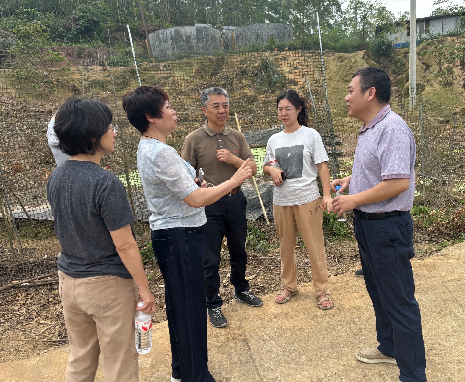 赵海老师莅临广西助农生态养殖基地调研11.jpg 赵海老师莅临广西助农生态养殖基地调研11.jpg