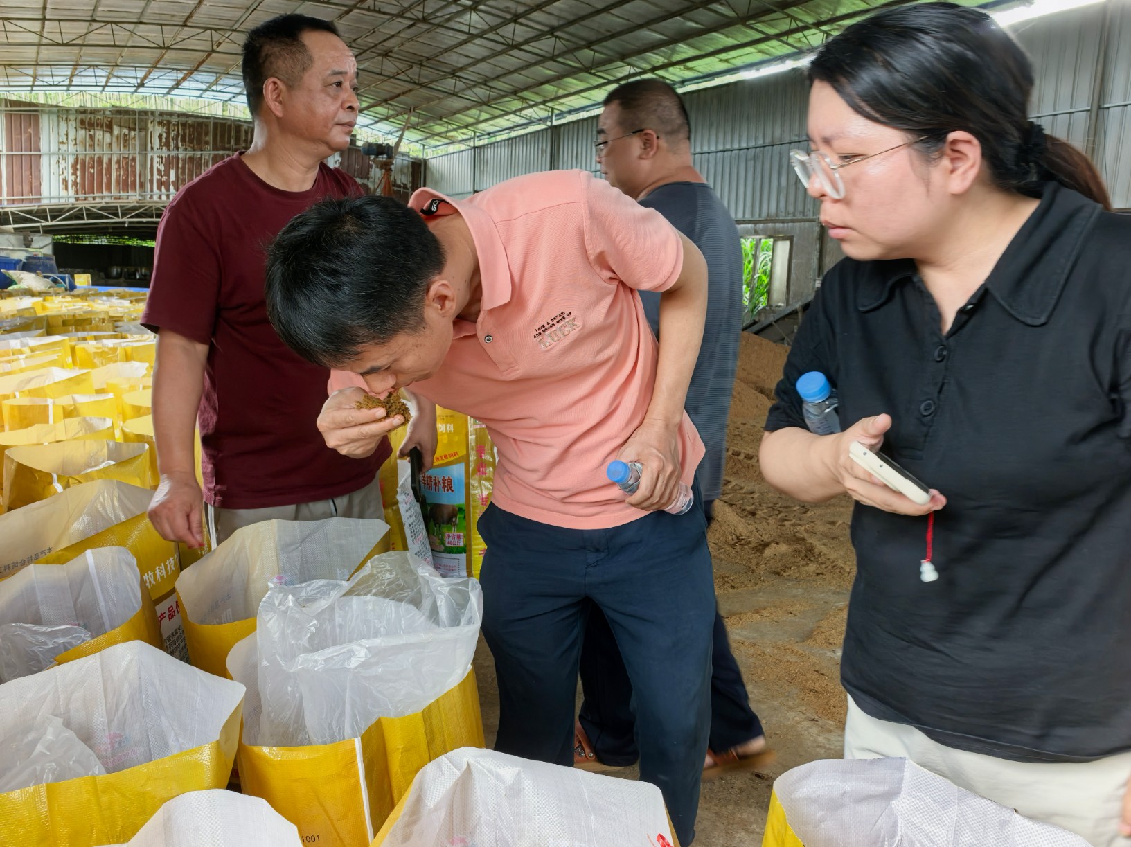 畜牧研究院莅临助农基地指导调研3.jpg